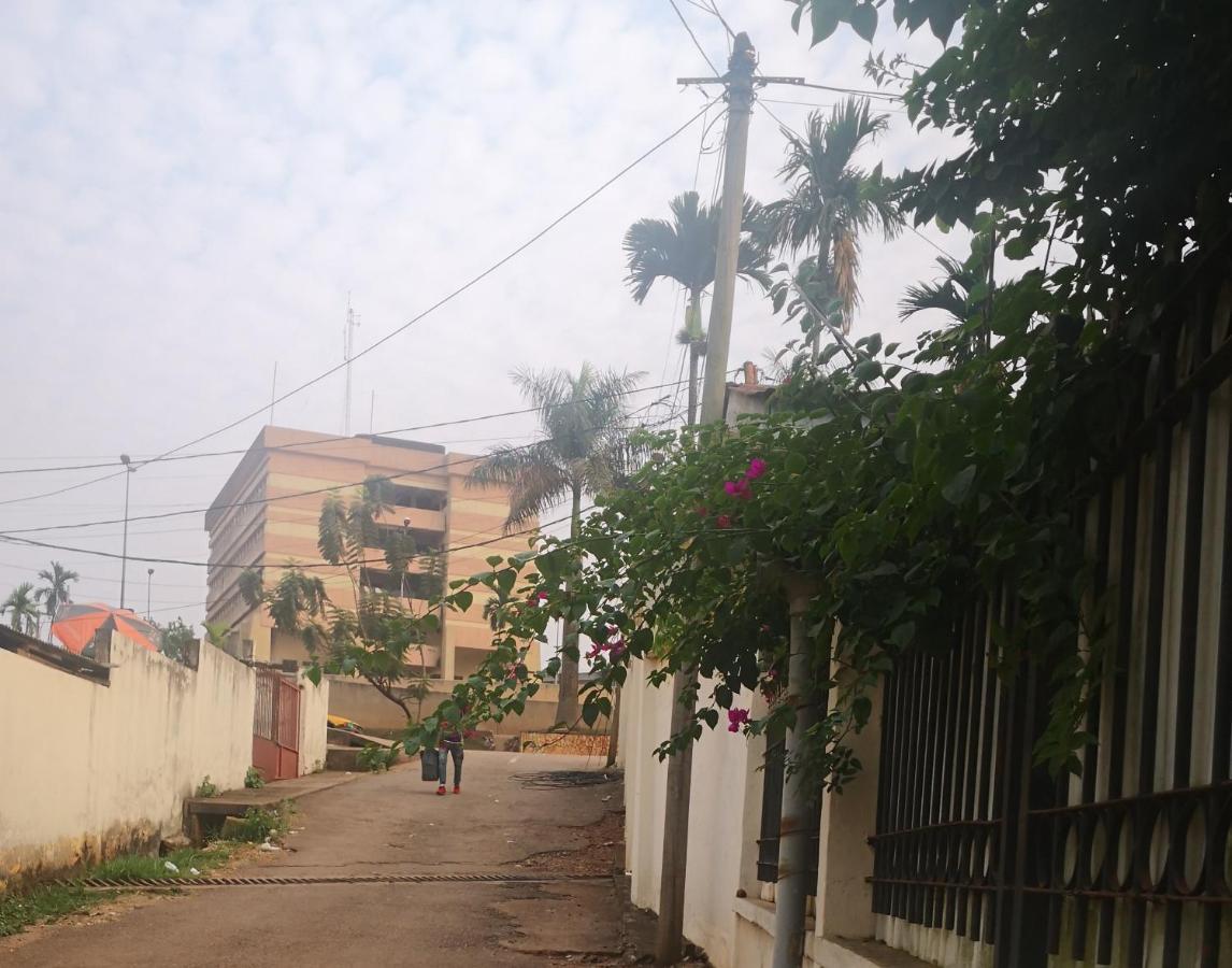 Tout Confort Avec Jardin Entree Bastos Yaoundé Eksteriør billede